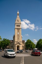 Bell-tower;-Car;-Catholic-church;-Christianity;-Émile-Vaudremer;-Kaleidos;-Kaleidos-images;-La-parole-à-limage;-Neo-Romanesque;-Petit-Montrouge;-Places-of-worship;-Religion;-Religious-architecture;-Religious-building;-Road-traffic;-Roundabout;-Saint-Pierre-de-Montrouge-church;-Stories-Pictures;-Street-traffic;-Tarek-Charara;-Tower;-Traffic-circle;-Van;-Vehicle